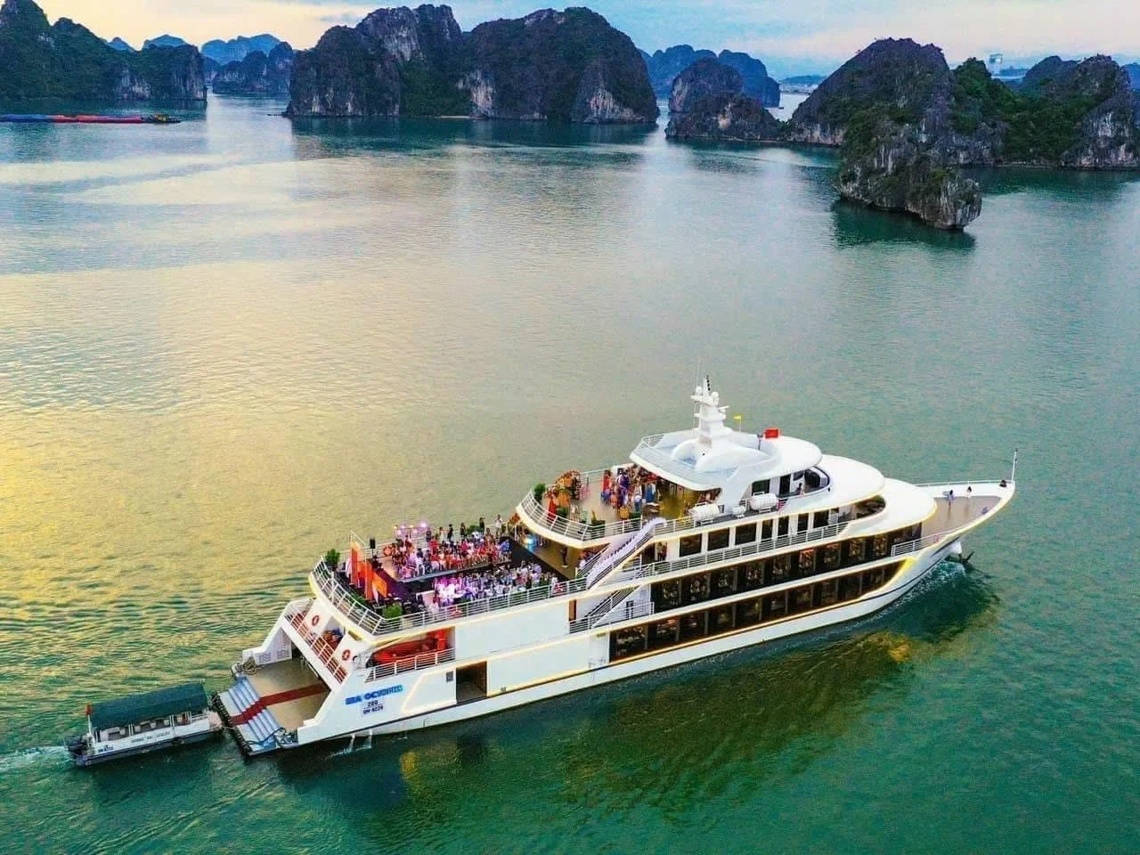 Review tàu Sea Octopus Cruise Hạ Long: Siêu du thuyền ẩm thực và giải trí