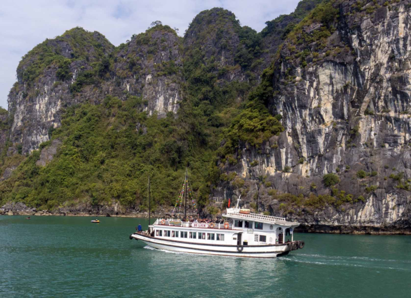 Tour Hạ Long 4 Ngày 3 Đêm Từ TP.HCM: Trọn Gói Bay & Du Thuyền 5 Sao